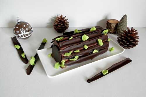 Lichen d'après Jean-Paul Hévin : biscuit cacao aux amandes imbibé d'une infusion café, croustillant sablé, mousse chocolat noir, mousse au café, décor sponge cake Matcha