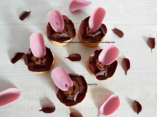 Réinterprétation de la tarte végétale Rose des Sables de Pierre Hermé : pâte sucrée végétale, praliné amande, ganache chocolat au lait à la rose, crème à l'amande, pétales chocolat au lait et chocolat rose Ruby, framboise crispy - Au pays des gourmandises