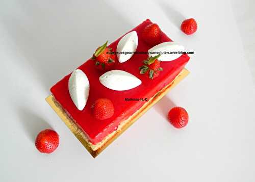 Tarte aux fraises et yaourt d'après Julien Chamblas : sablé noisette, biscuit citron vert, crémeux fraise, mousse yaourt, chantilly vanille et glaçage fraise