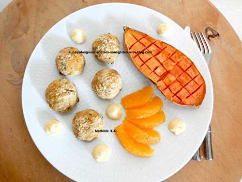 Boulettes de poulet aux agrumes, herbes et épices, accompagnées de patates douces au four et sauce aux agrumes