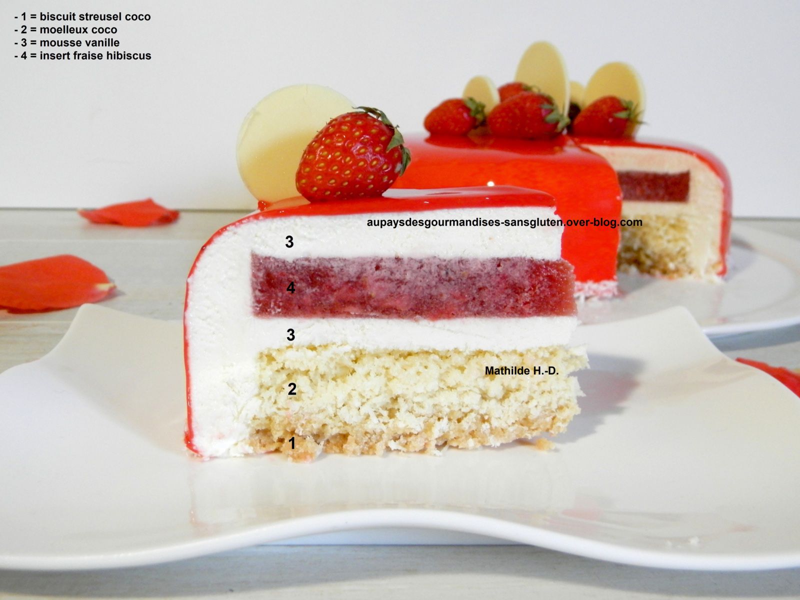 Entremets Fraise Coco Hibiscus d'après Sandrine Baumann Hautin : biscuit streusel coco, moelleux coco, insert fraise hibiscus, mousse vanille