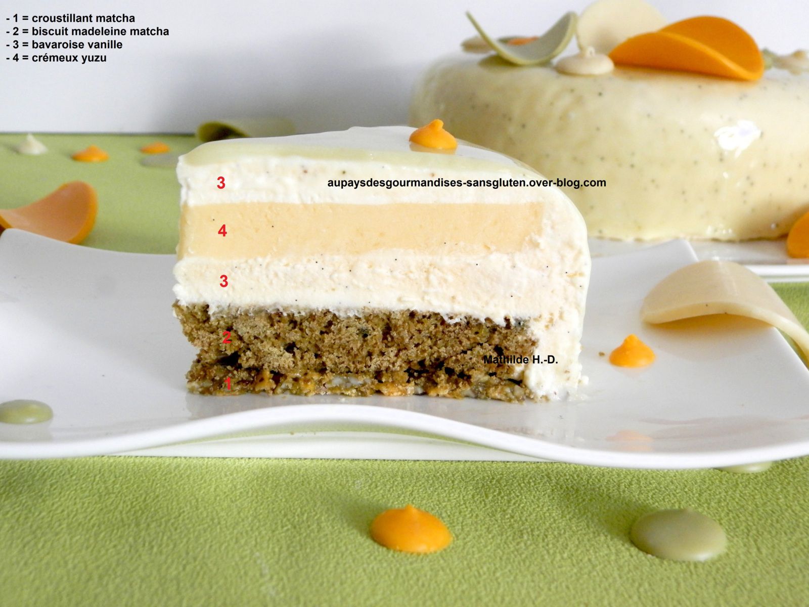 Entremets Matcha Yuzu d'après Aya (LMP 10) : croustillant matcha, biscuit madeleine matcha, crémeux yuzu, bavaroise vanille, glaçage miroir matcha