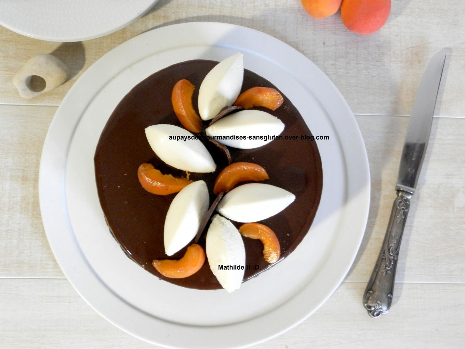 Réinterprétation de la tarte Sacher d'après Narae Kim : sablé chocolat noir, biscuit Sacher, compotée d'abricot, ganache chocolat noir et amaretto, crème chantilly chocolat noir et crème chantilly chocolat blanc