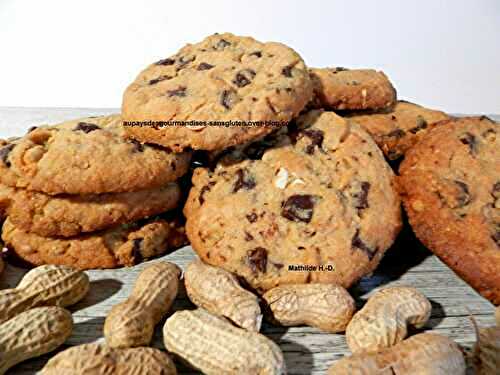 Cookies au beurre de cacahuètes, cacahuètes grillées et pépites de caramel ou de chocolat au lait au caramel sur une base de La Fabrique Cookies