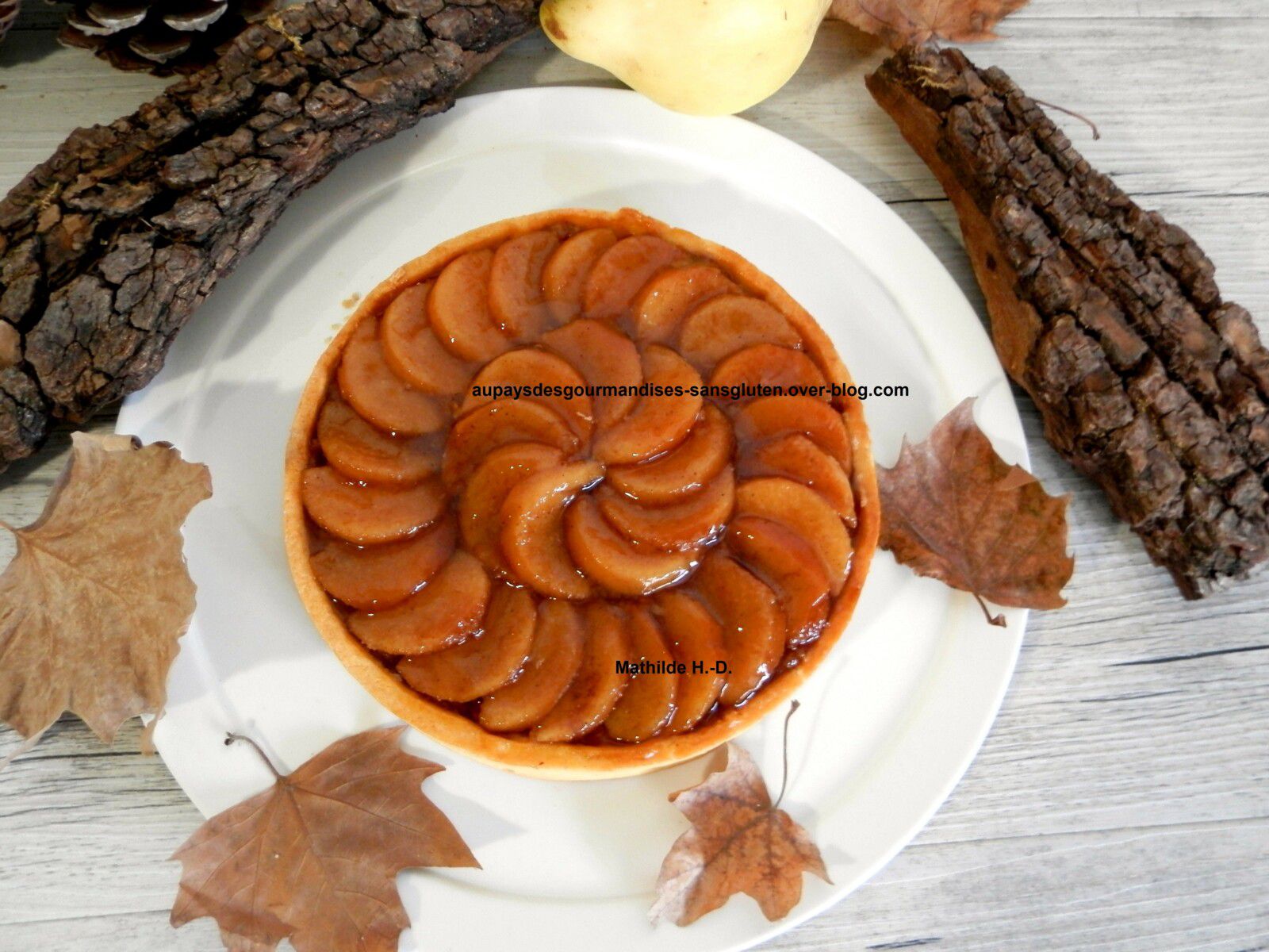 Tarte aux coings sur une base de Myriam Sabet : pâte sucrée, crème d'amande-vanille, coings pochés au sirop caramel-cannelle-vanille, 