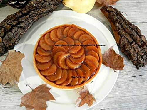 Tarte aux coings sur une base de Myriam Sabet : pâte sucrée, crème d'amande-vanille, coings pochés au sirop caramel-cannelle-vanille, 