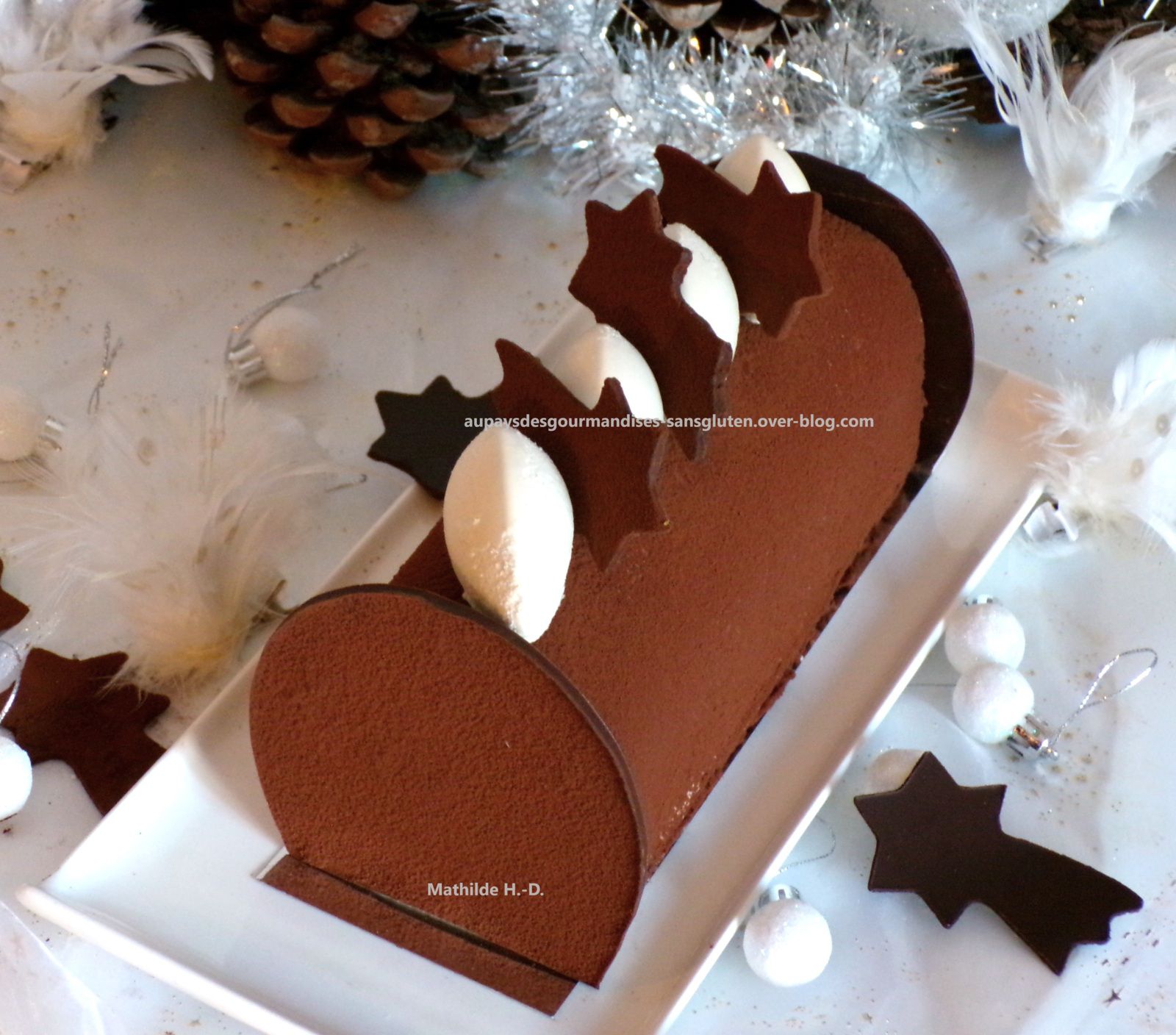 Bûche Tiramisu d'après Nina Métayer : biscuit cuillère imbibé d'un sirop café orgeat et enrobé de chocolat noir, crémeux café, mousse, ganache montée café