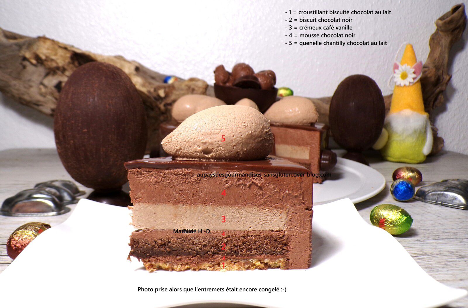 Entremets Chocolat, Café, Vanille d'après Aurélien Trottier : croustillant biscuité chocolat au lait, biscuit chocolat noir, crémeux café vanille, mousse au chocolat noir, quenelles chantilly chocolat au lait