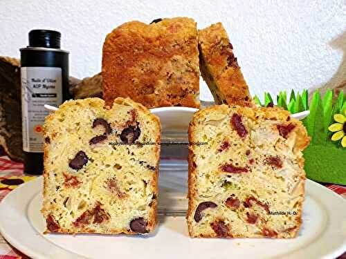 Cake salade, tomates séchées, olives noires sur une base d'Emilie Laraison