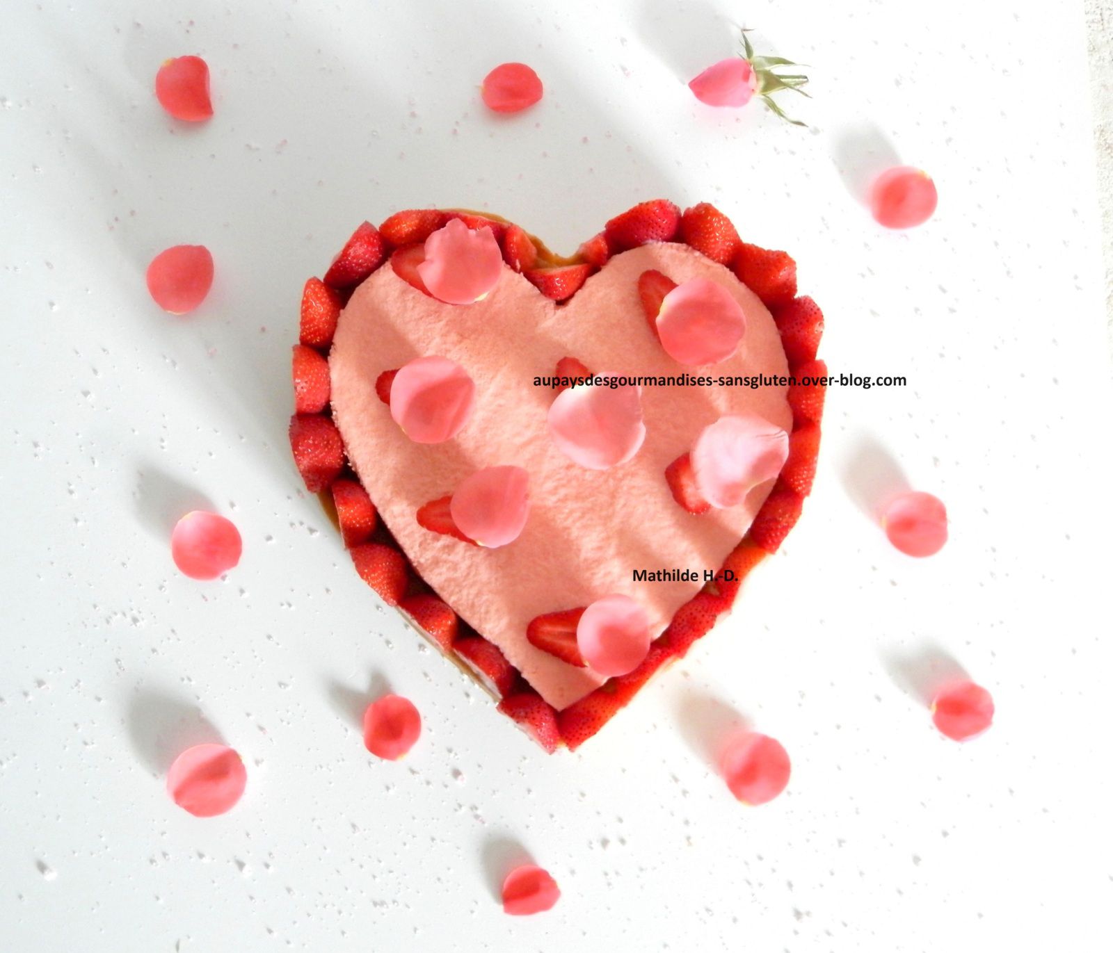 Coeur de Rose d'après Christophe Felder : pâte sucrée, frangipane et morceaux de fraises, palet fraise rose, crème légère à la rose