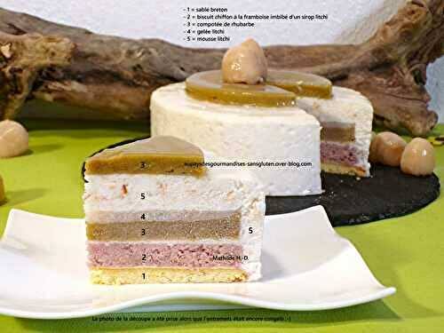 Entremets Litchi Rhubarbe d'après Keiko Nagae : sablé breton, biscuit chiffon à la framboise imbibé d'un sirop litchi, compotée de rhubarbe, gelée litchi, mousse litchi, nappage litchi