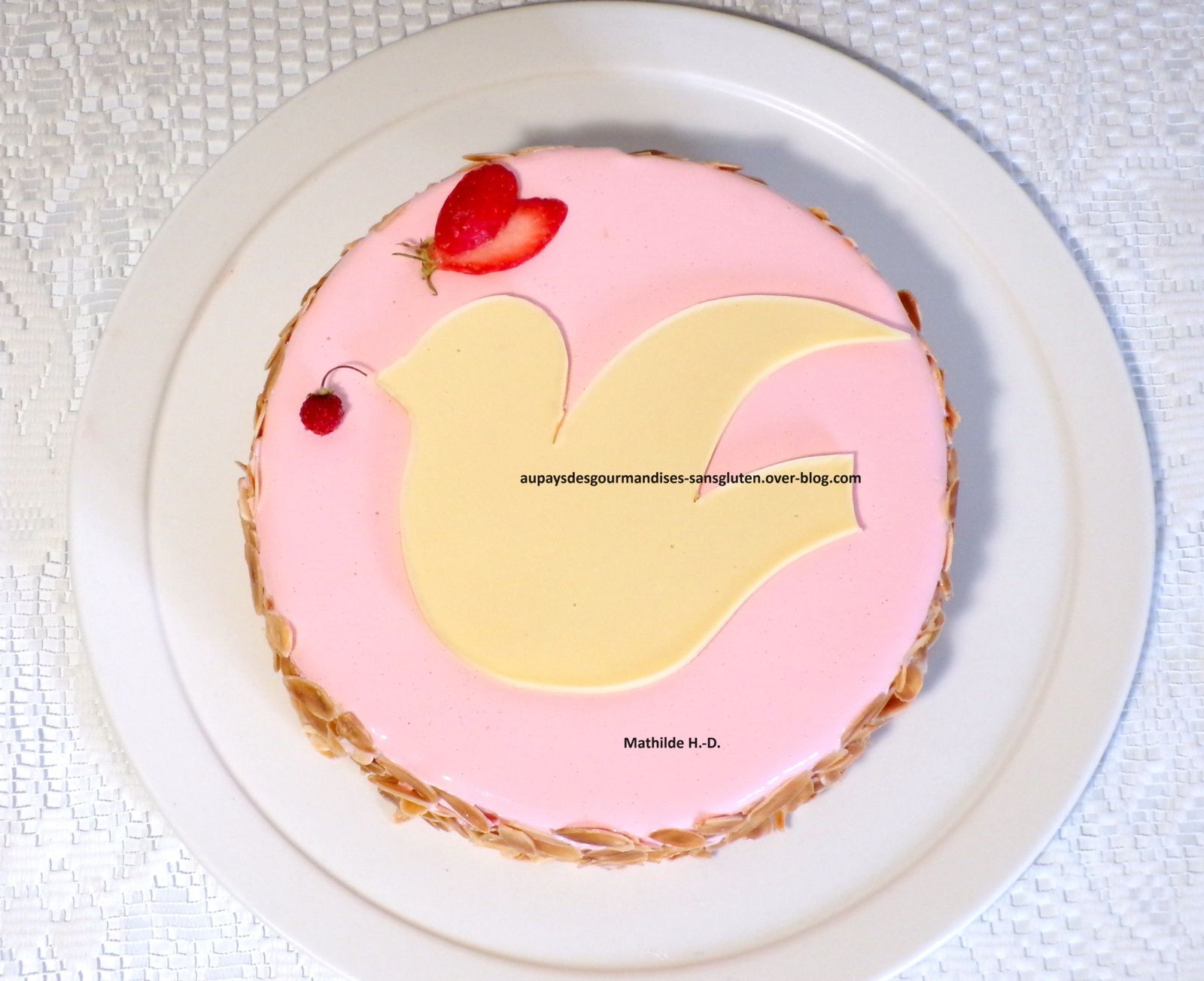 Colombier version Christophe Michalak : biscuit pain de Gênes, confit fraise, crème mousseline amande