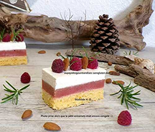 ROSEMARY d'après Pain de sucre (Paris) : sablé amande romarin, brioche ou biscuit madeleine, confit rhubarbe framboise romarin, crémeux orgeat
