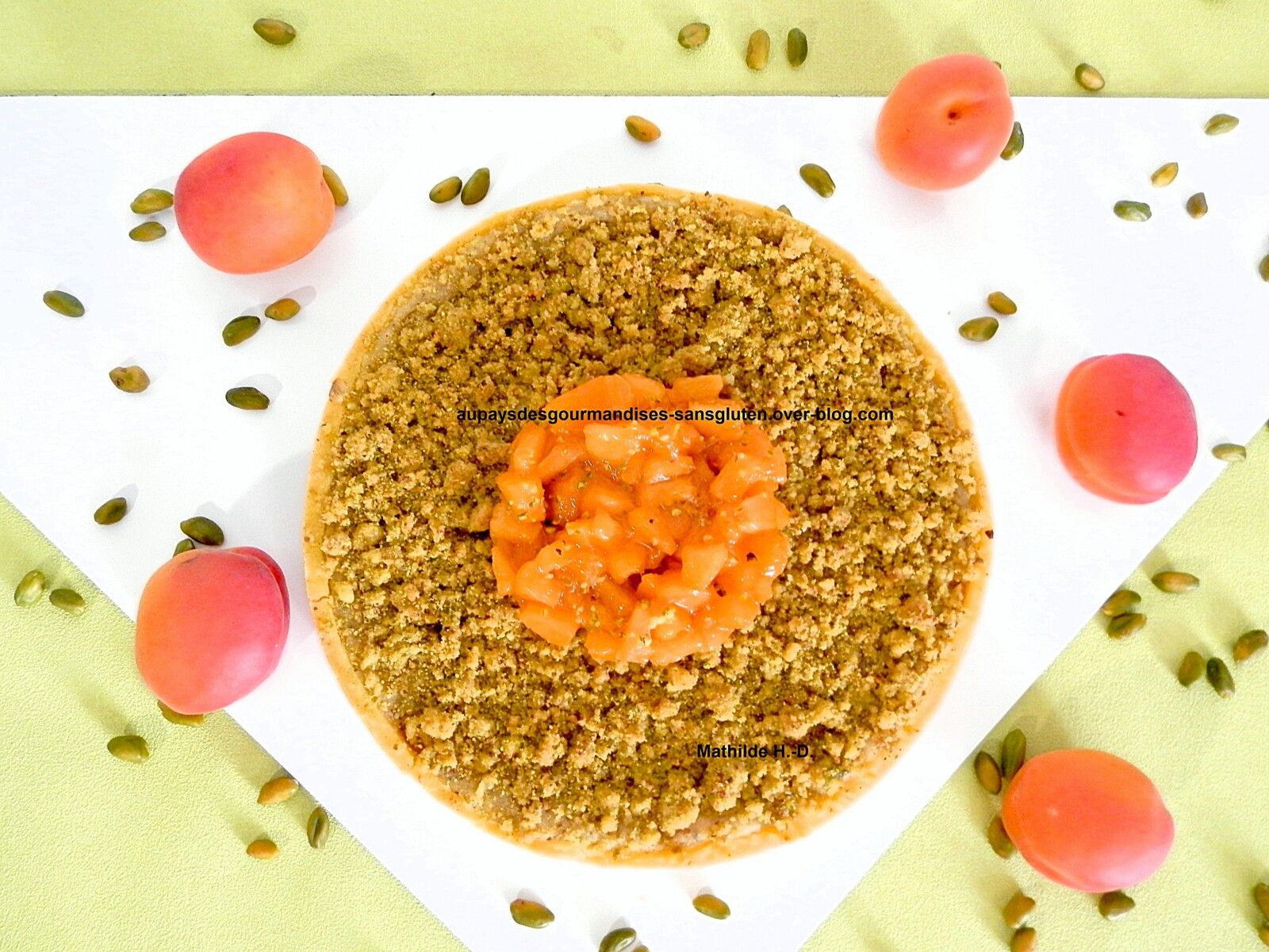 Tarte Abricot Pistache d'après Pierre Hermé : pâte brisée, abricots poêlés à la vanille, crème d'amande-pistache, streusel pistache