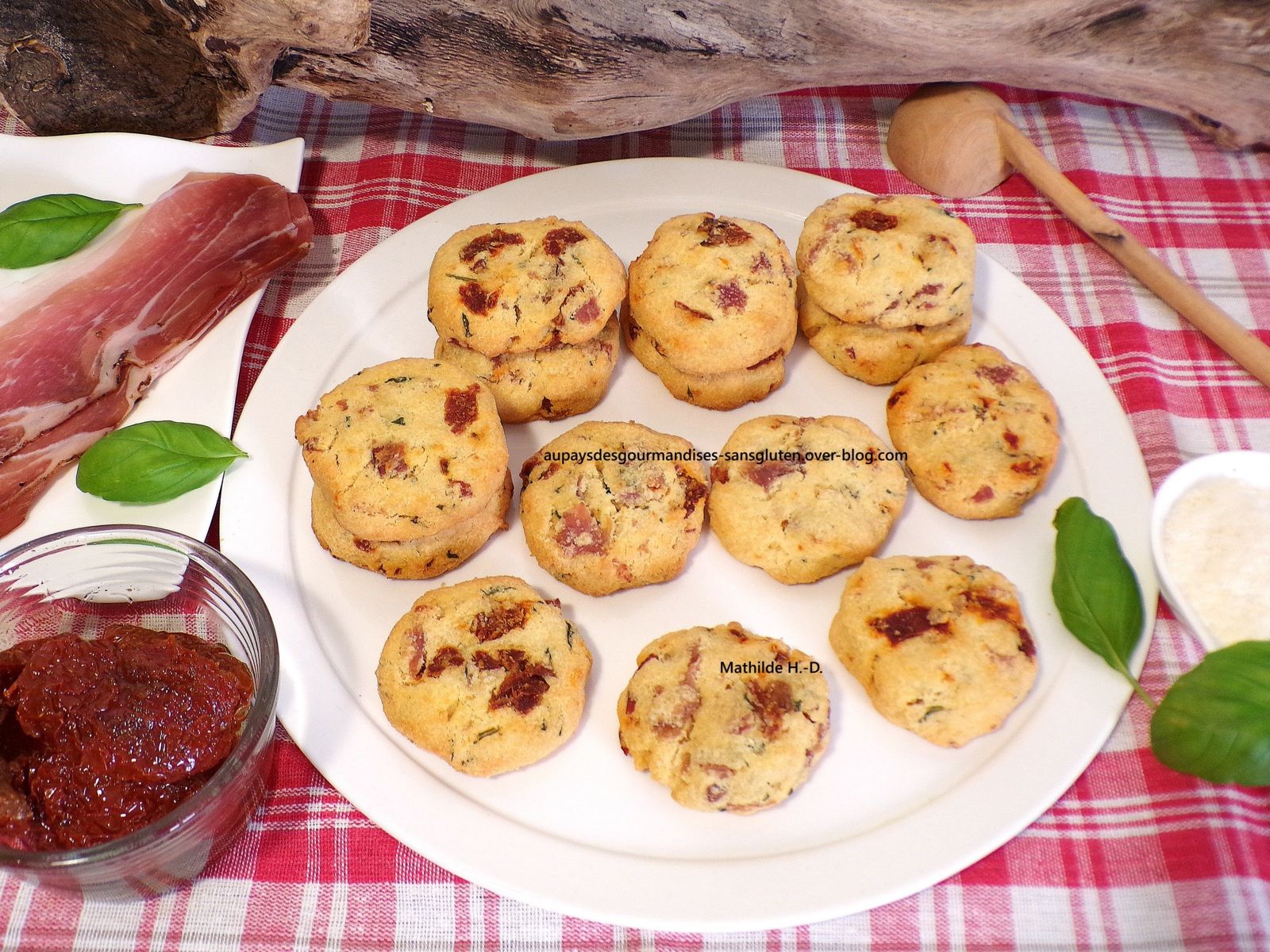 Cookies salés au jambon cru, tomates séchées et basilic sur une base de Christophe Felder