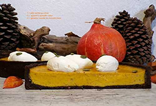 Tarte au potimarron ou pumpkin spice custard tart d'après Céline Lecoeur : pâte sucrée au cacao, appareil à pumpkin spice, quenelles de ganache montée au chocolat blanc  