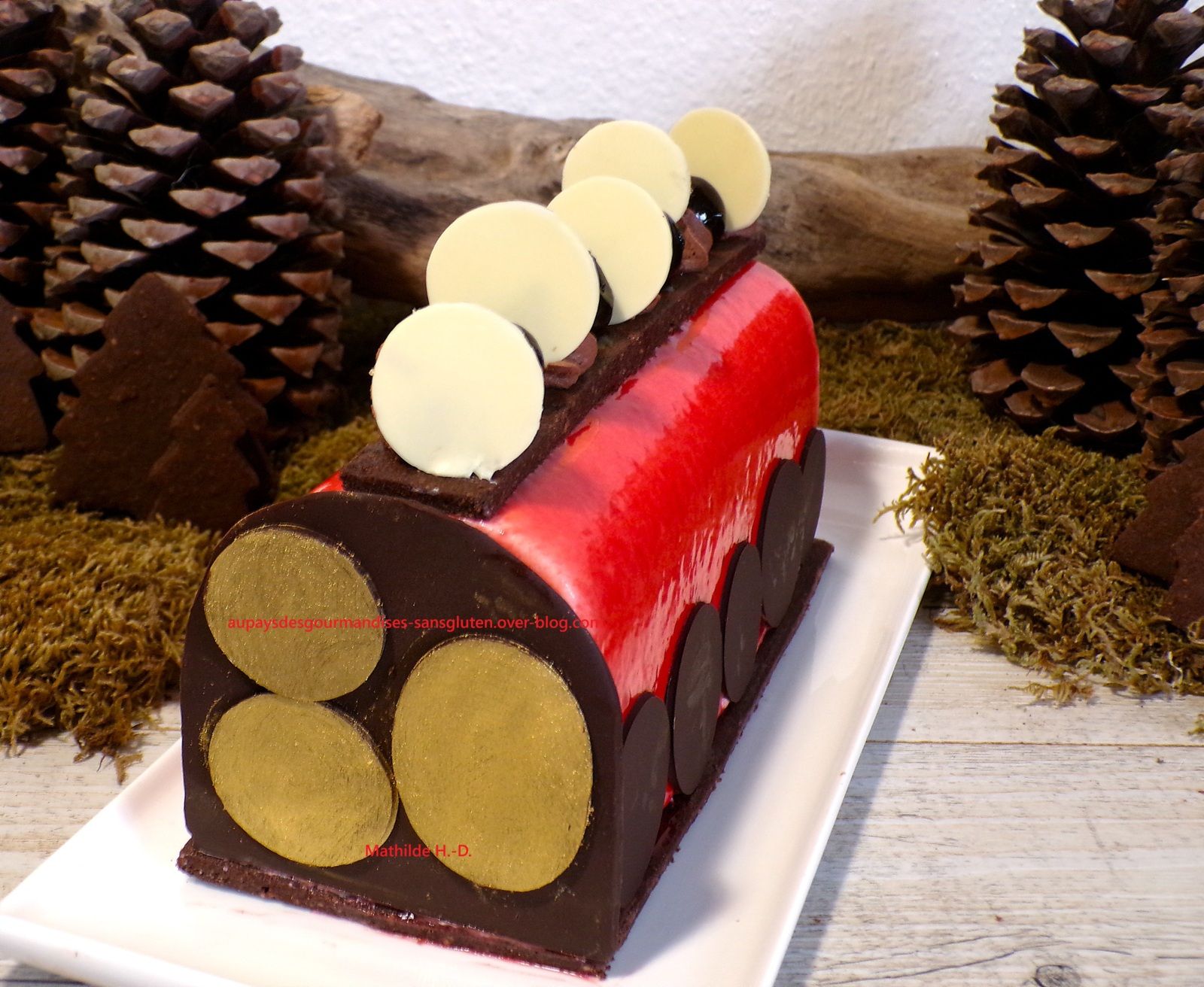 Forêt Noire 80 : pâte sablée cacao, biscuit cacao sans farine imbibé d'un sirop au kirsch, compotée de griottes et griottes entières, mousse chocolat blanc, pointes de mousse chocolat noir, cerises noires amarena