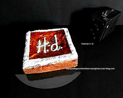 Galette Studio Harcourt d'après la Maison Dalloyau : pâte sablée basque, crème amande cacahuète, poires pochées à la cannelle, caramel laitier