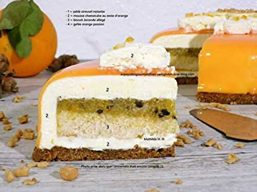 Entremets Cheesecake Orange Passion sur une base d'Empreinte Sucrée : sablé streusel noisette, biscuit Joconde allégé, gelée orange passion, mousse cheesecake au zeste d'orange