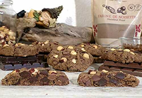 Cookies à la farine de noisette, pépites de chocolat noir et chocolat au lait d'après Moulin de la Veyssière