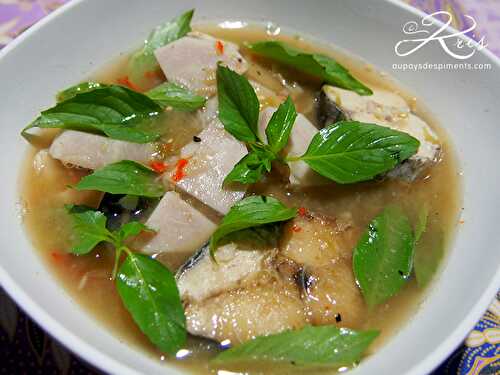 Soupe acidulée de poisson au basilic doux