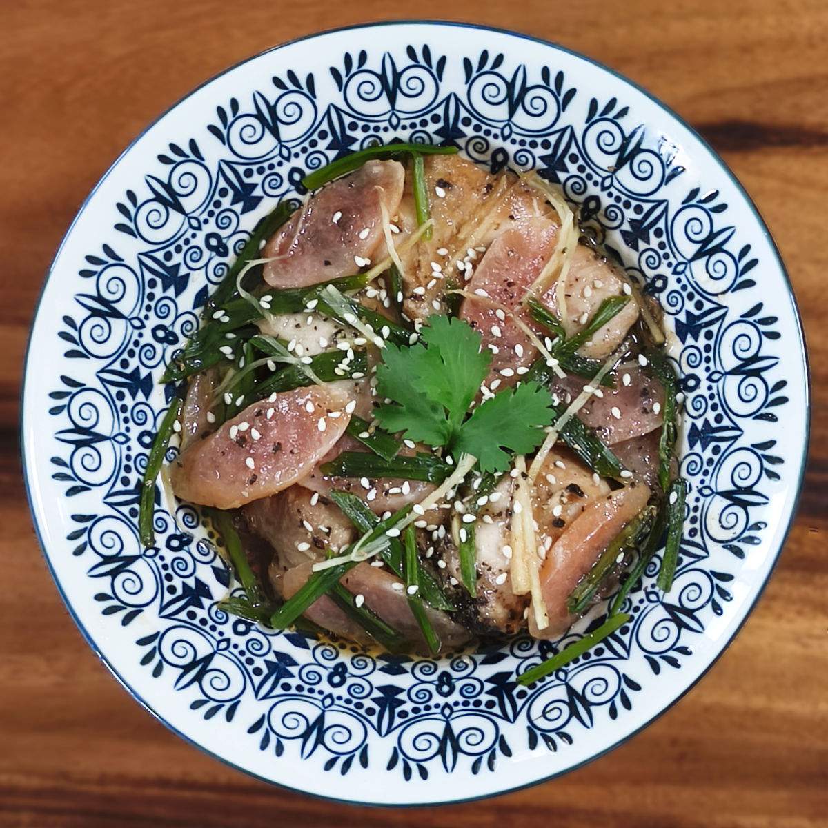 Poulet à la vapeur, saucisse chinoise et gingembre