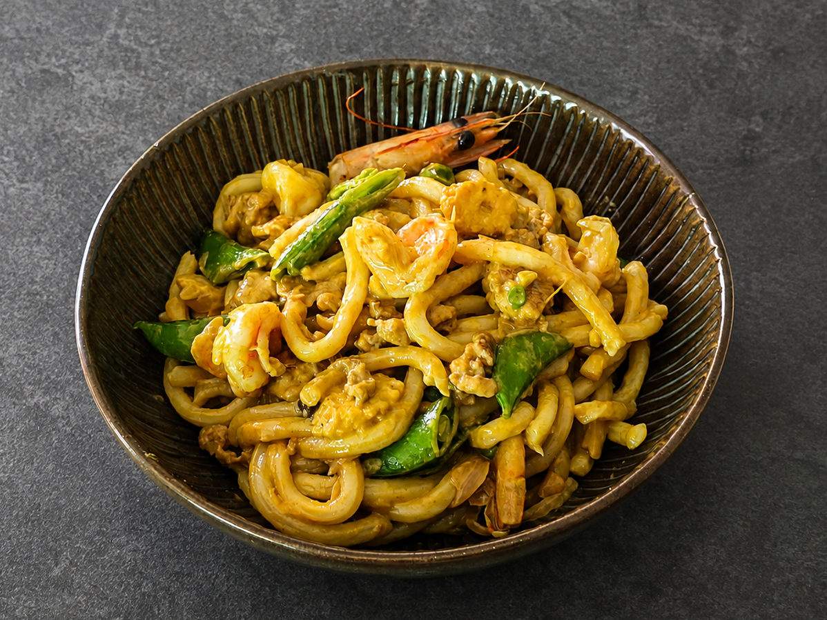 Nouilles udon aux crevettes et au poulet, sauce au curry jaune