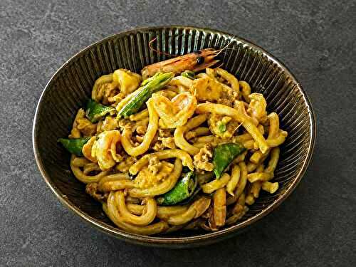 Nouilles udon aux crevettes et au poulet, sauce au curry jaune