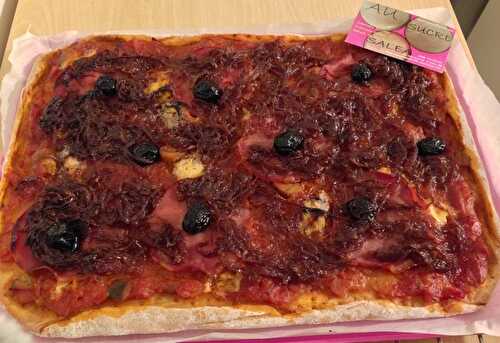 PIZZA A LA TEXANE (PATE A PIZZA EPICEE MAISON, SAUCE TOMATE MAISON, CHUTNEY D'OIGNONS ROUGES, BACON, BLEU, GRUYERE ET OLIVES)