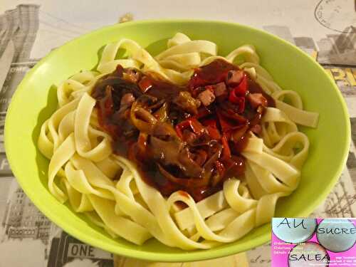 TAGLIATELLES FRAICHES, POELEE DE CHAMPIGNONS, POIVRONS GRILLES ET MARINES PIMENTES MAISON ET DES DE JAMBON