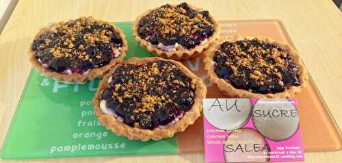 TARTELETTES AUX MYRTILLES (BASE DE PATE SUCREE, CREME PATISSIERE VANILLE, CONFITURE DE MYRTILLES MAISON ET SPECULOOS EMIETTE)