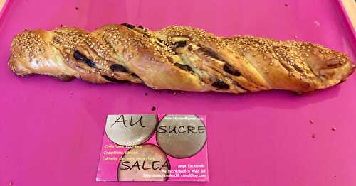 TRESSE APERITIVE AU FROMAGE FRAIS ET OLIVES NOIRES PARSEMEE DE GRAINES DE SESAME TOASTEES