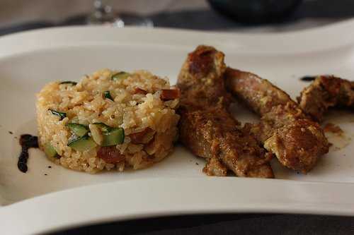 Aiguillettes sauce satay & riz aux courgettes