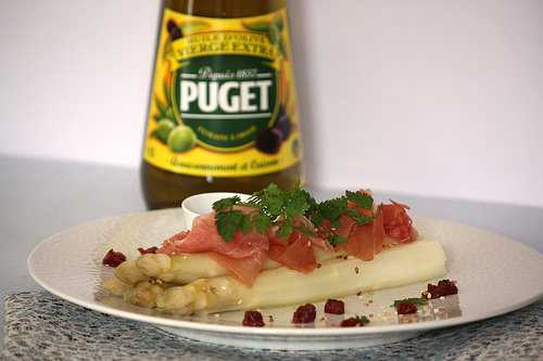 Asperges blanches du Blayais, vinaigrette à l'huile d'olive vierge extra aux tomates séchées et jambon de Bayonne