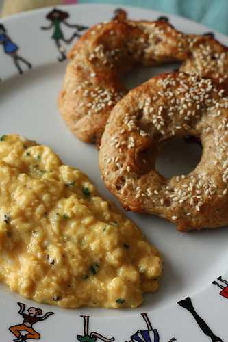 Bagels & oeufs brouillés à la truffe