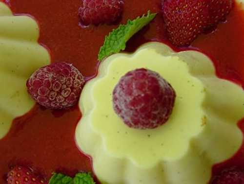 Bavarois à la vanille, coulis de fraises et framboises au vinaigre de framboises