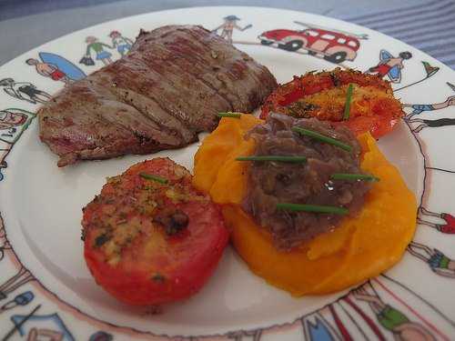 Bavette grillée, purée de patates douces & tomates au thym