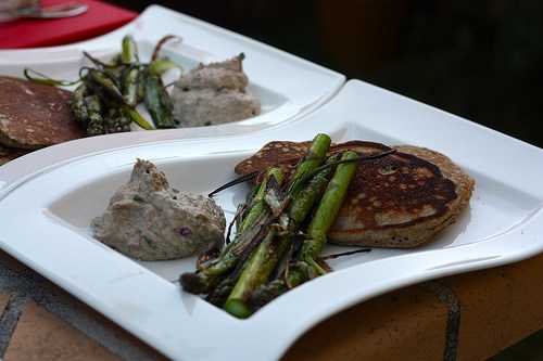 Blinis au sarrasin, asperges grillées & rillettes de sardines