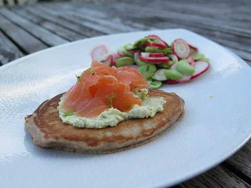 Blinis au sarrasin, saumon fumé & salade de fèves & radis