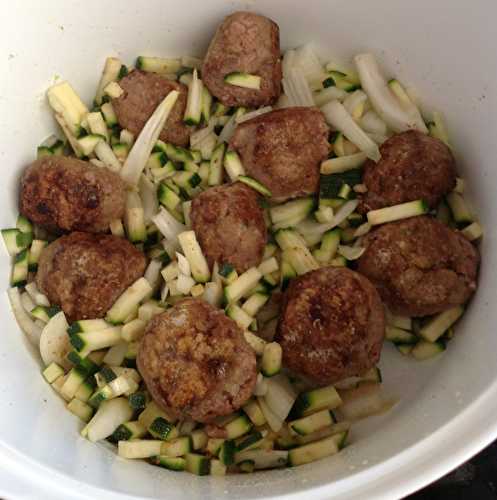 Boulettes de boeuf à la sauge, sauce tomate, dans ma jolie et nouvelle cocotte rose