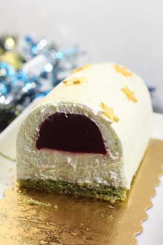 Bûche de Noël, mousse au citron vert, framboise & biscuit matcha