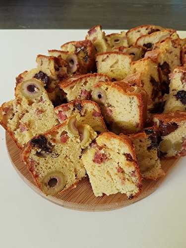 Cake aux olives, pruneaux & lardons