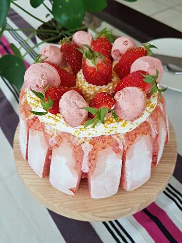 Charlotte aux fraises aux biscuits roses