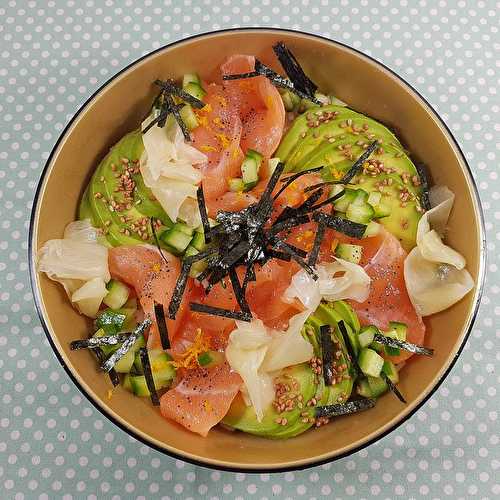 Chirashi au saumon, avocat & concombre