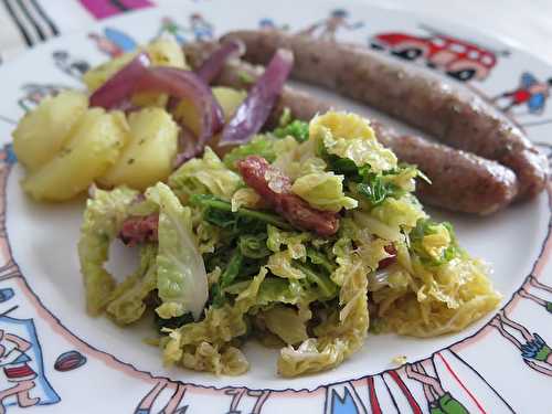 Chou vert aux lardons, saucisses & pommes de terre