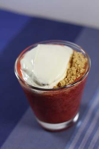 Compotée de rhubarbe, fraises & yaourt au lait concentré