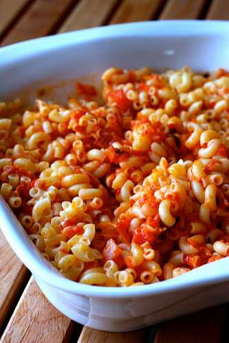 Coquillettes, sauce tomate aux herbes