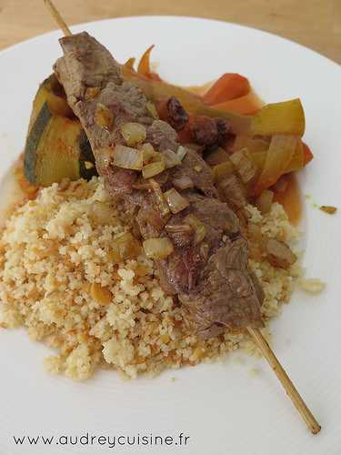 Couscous aux légumes, brochette de boeuf au cumin