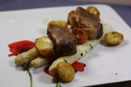 Duo d'asperges et pommes de terres nouvelles au magret de canard