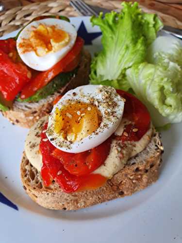 Duo de tartines houmous et poivrons grillés